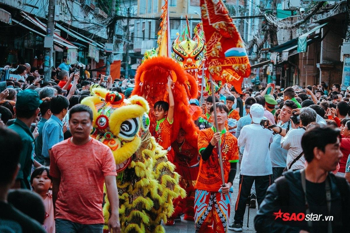 Mãn nhãn với 1.000 'Bát Tiên giáng trần' trong lễ hội Tết Nguyên Tiêu ở phố người Hoa Ảnh 1