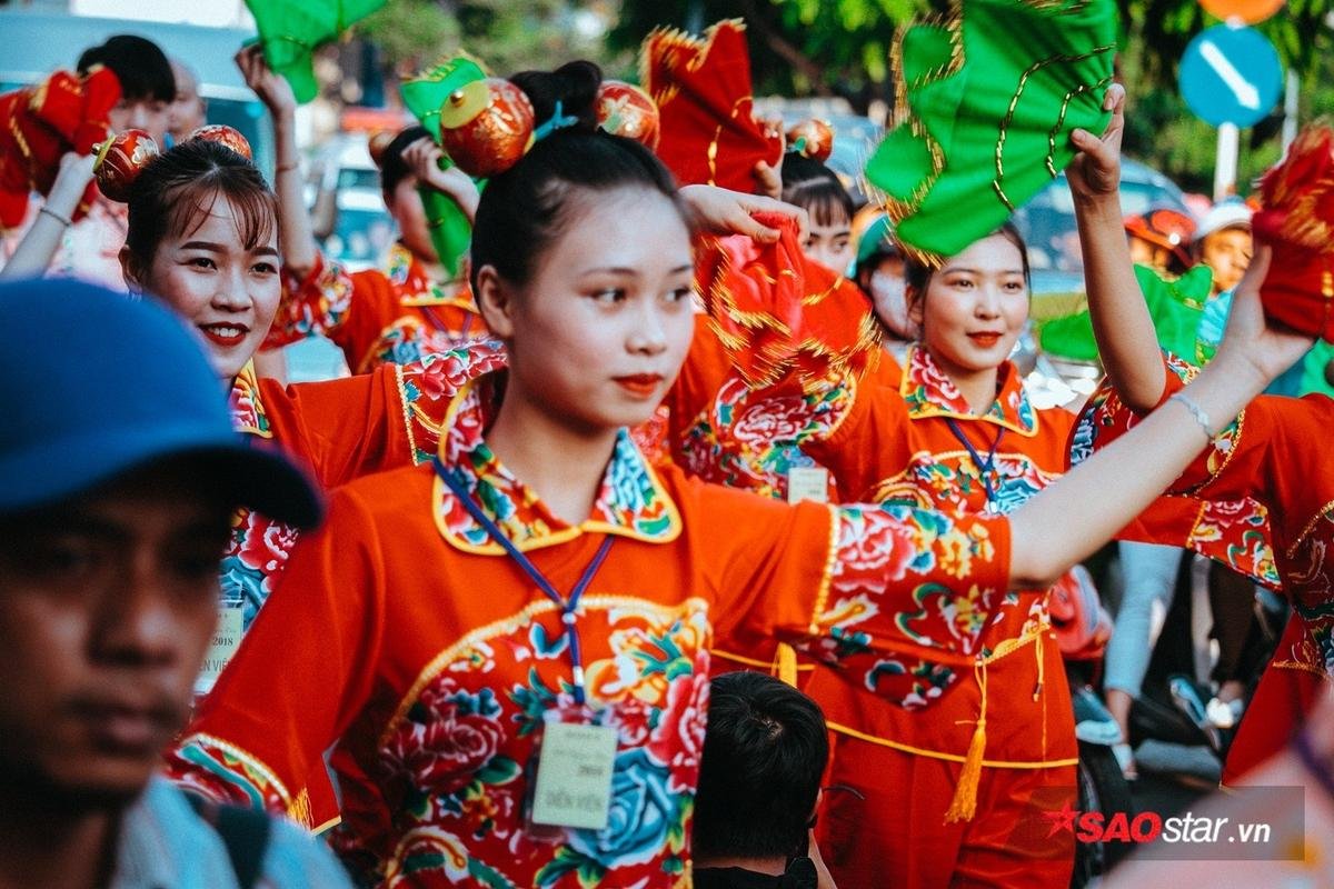 Mãn nhãn với 1.000 'Bát Tiên giáng trần' trong lễ hội Tết Nguyên Tiêu ở phố người Hoa Ảnh 4