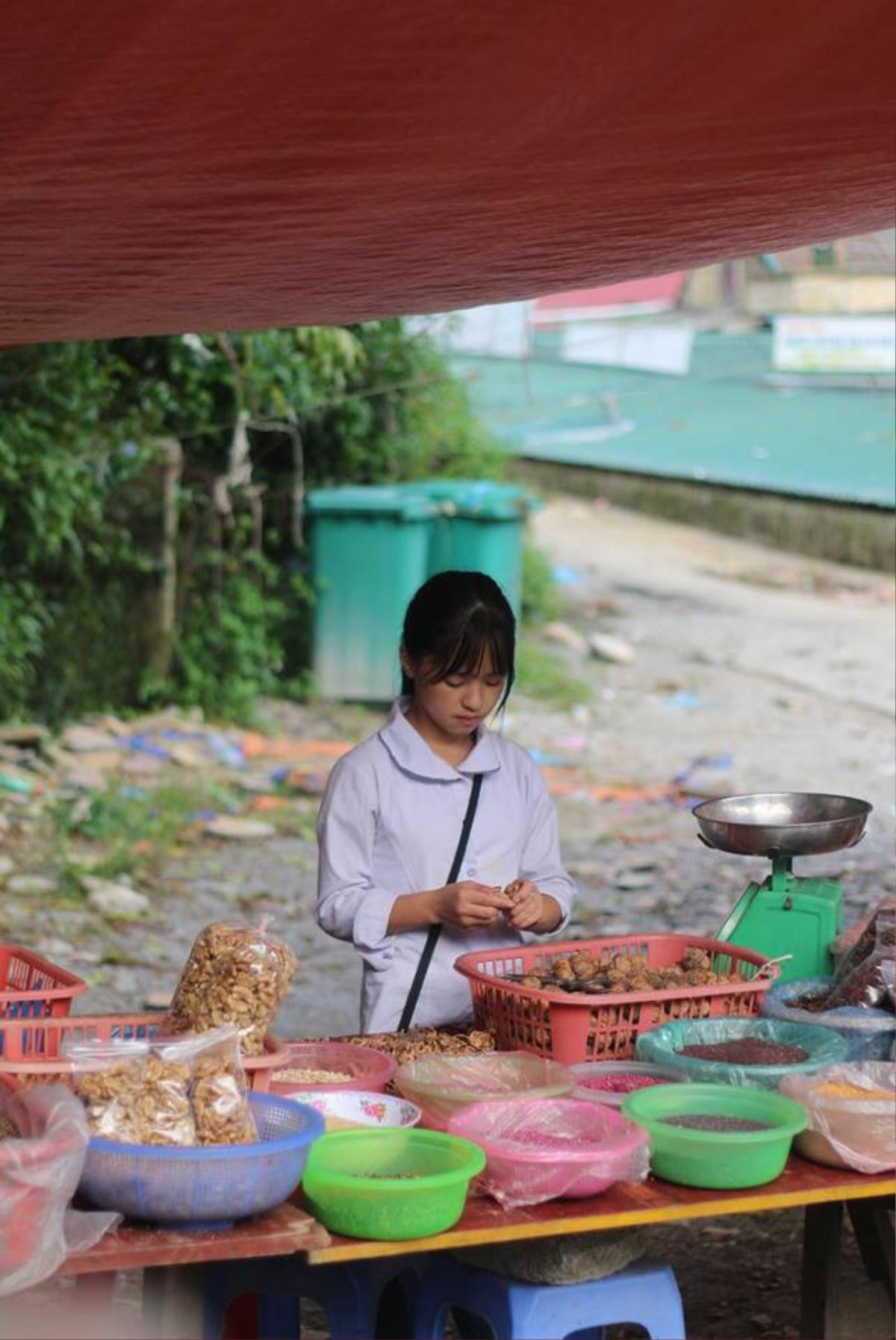 Thêm ảnh hồi xưa vô cùng dễ thương của nữ sinh Hà Giang bán hạt óc chó nổi tiếng nhất MXH hôm nay Ảnh 9