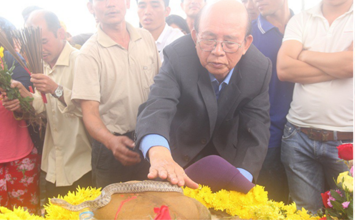 Vụ 'rắn thần' trên mộ bà ăn mày: Xã cắt điện, người dân lại mua nến về thắp sáng quanh mộ Ảnh 3