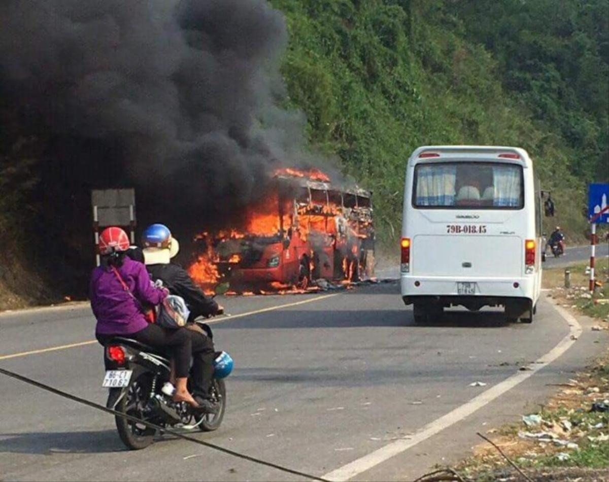 23 hành khách và tài xế thoát khỏi hỏa hoạn khi xe Phương Trang bốc cháy Ảnh 1