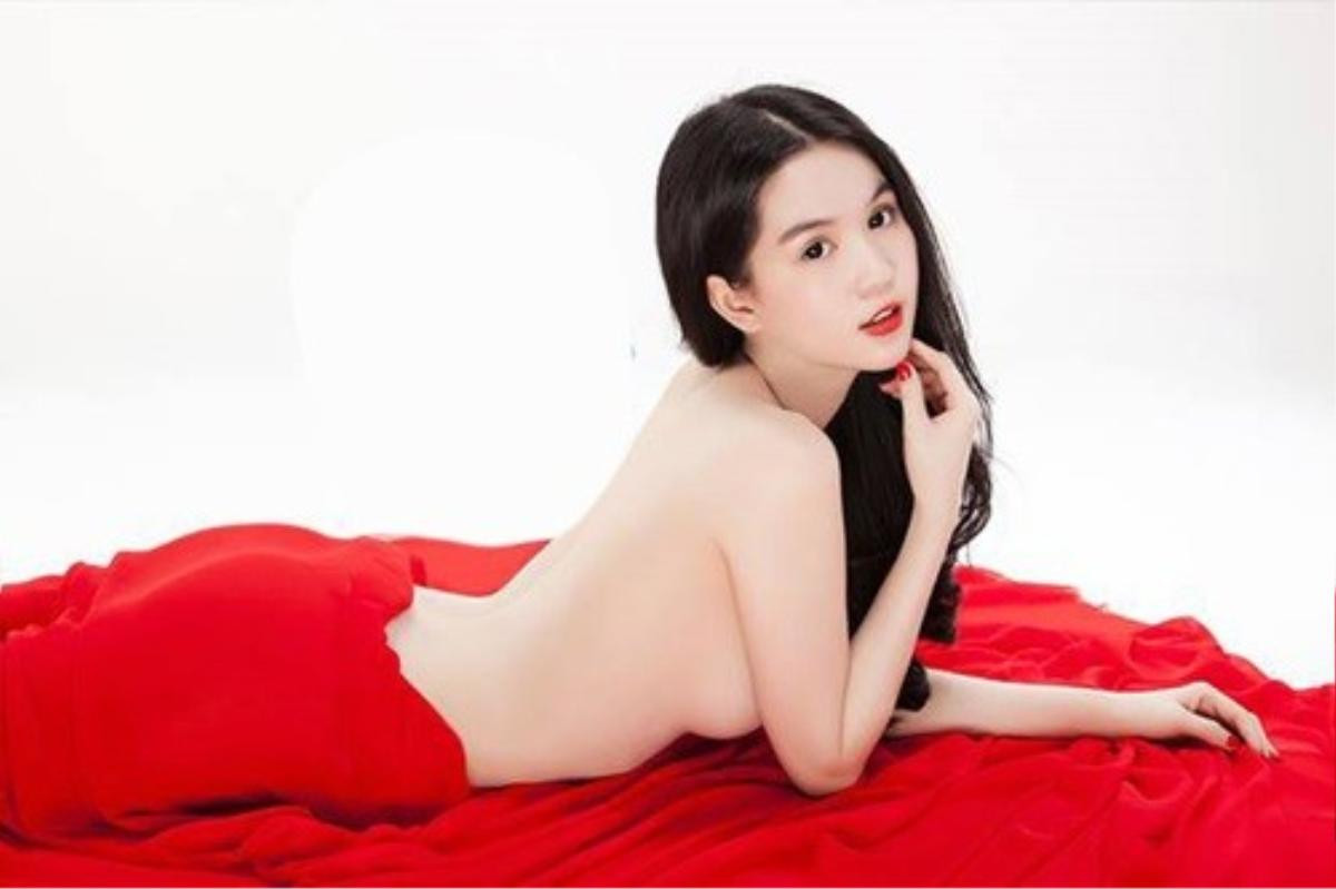 Sau 8 năm miệt mài khoe thân, đây là những 'tuyệt tác' ảnh nude của Ngọc Trinh khiến cánh mày râu mê mệt Ảnh 9