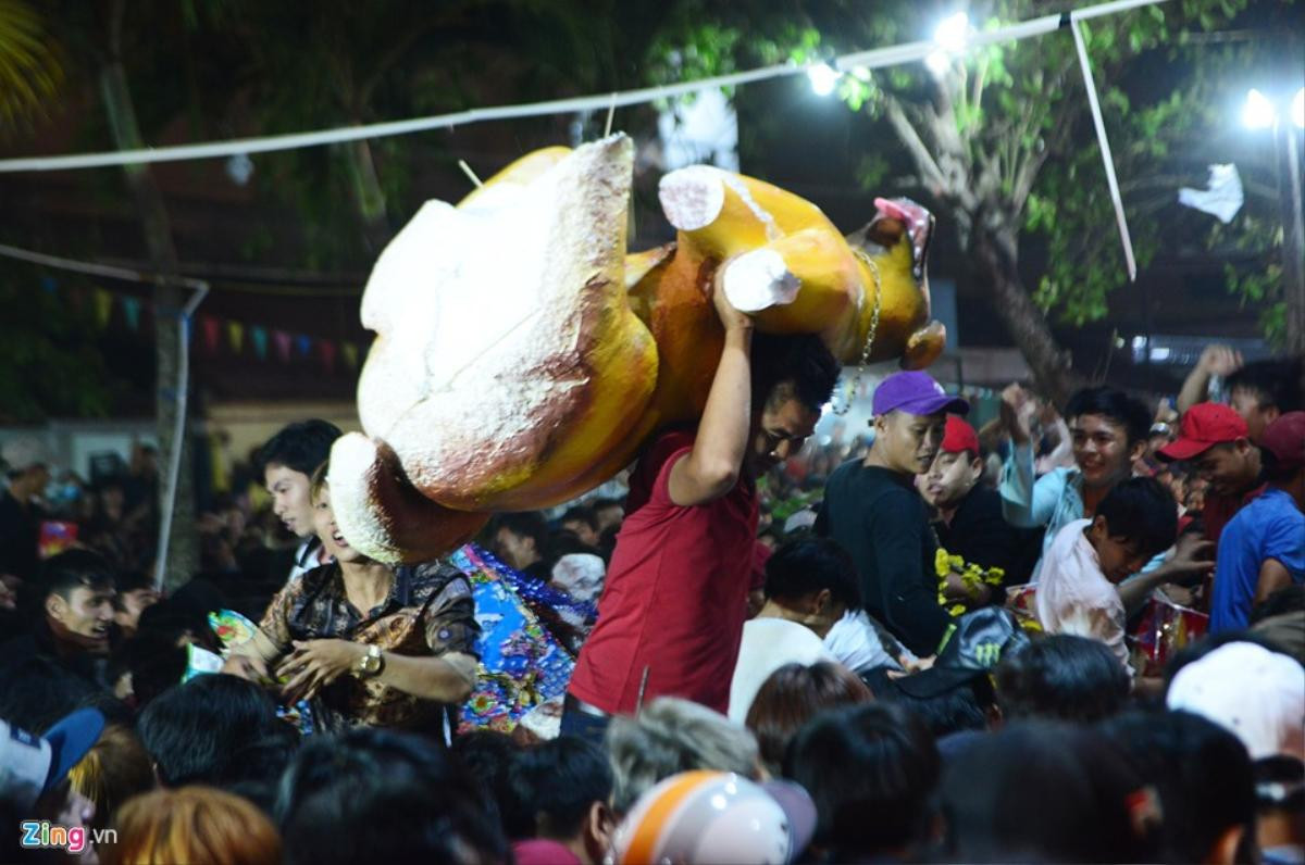 'Biển người' hỗn loạn, chen nhau giành đồ cúng lúc nửa đêm ở miền Tây Ảnh 14