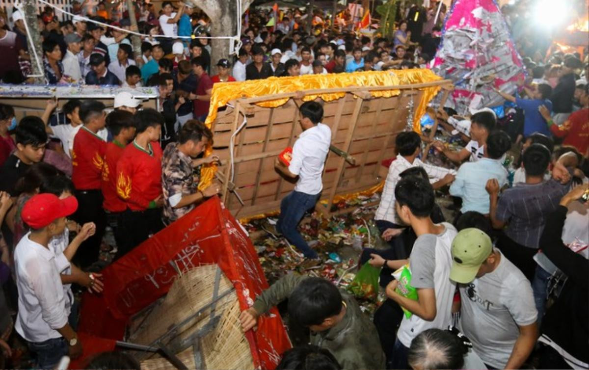 'Biển người' hỗn loạn, chen nhau giành đồ cúng lúc nửa đêm ở miền Tây Ảnh 9