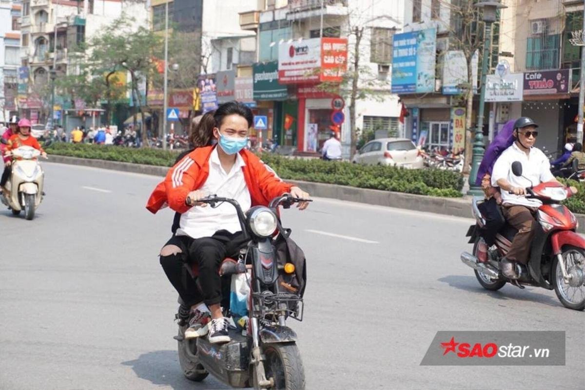 Đang mùa xuân bỗng nắng nóng như ngày hè, người Hà Nội mặc áo cộc ra đường Ảnh 9