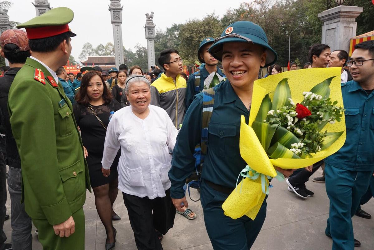 Những giọt nước mắt lưu luyến của người mẹ, người em tiễn tân binh lên đường nhập ngũ Ảnh 8