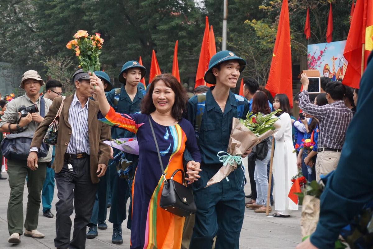 Những giọt nước mắt lưu luyến của người mẹ, người em tiễn tân binh lên đường nhập ngũ Ảnh 7