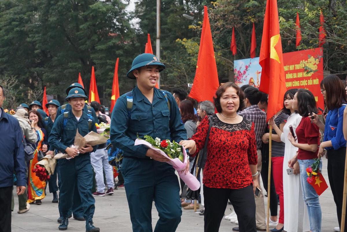 Những giọt nước mắt lưu luyến của người mẹ, người em tiễn tân binh lên đường nhập ngũ Ảnh 9