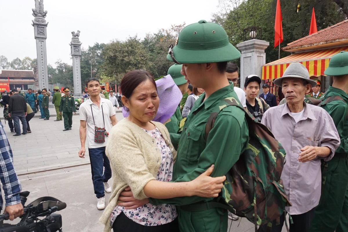 Những giọt nước mắt lưu luyến của người mẹ, người em tiễn tân binh lên đường nhập ngũ Ảnh 11