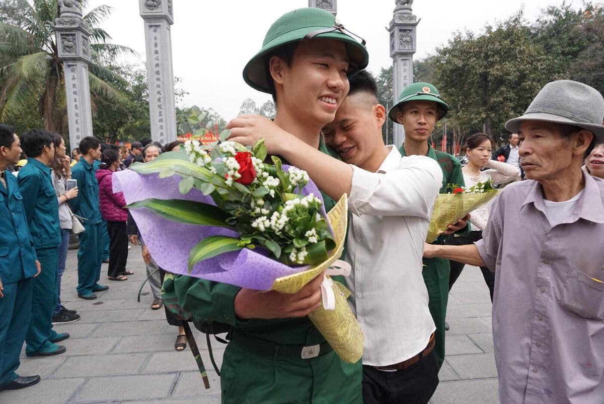 Những giọt nước mắt lưu luyến của người mẹ, người em tiễn tân binh lên đường nhập ngũ Ảnh 12