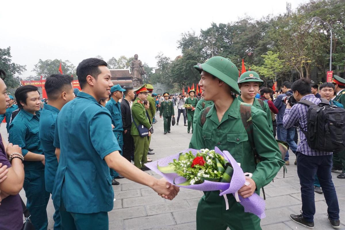 Những giọt nước mắt lưu luyến của người mẹ, người em tiễn tân binh lên đường nhập ngũ Ảnh 6