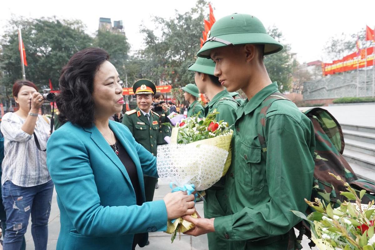 Những giọt nước mắt lưu luyến của người mẹ, người em tiễn tân binh lên đường nhập ngũ Ảnh 4