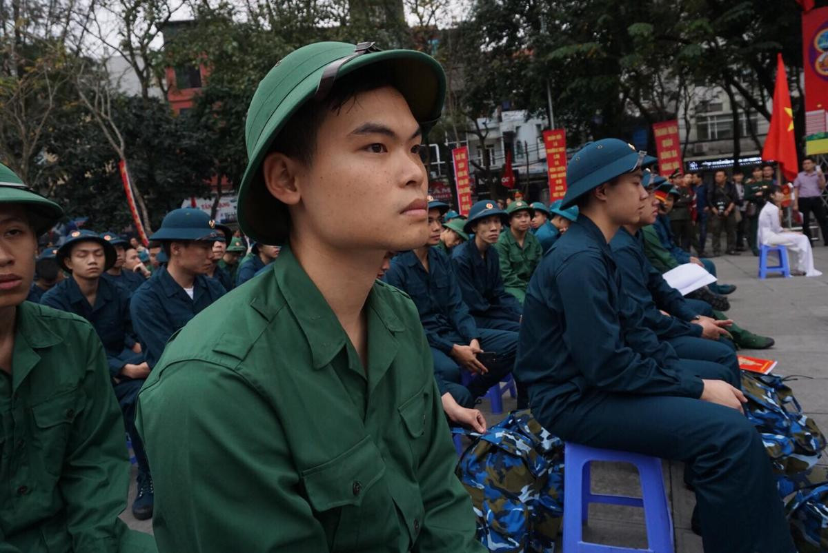 Những giọt nước mắt lưu luyến của người mẹ, người em tiễn tân binh lên đường nhập ngũ Ảnh 2