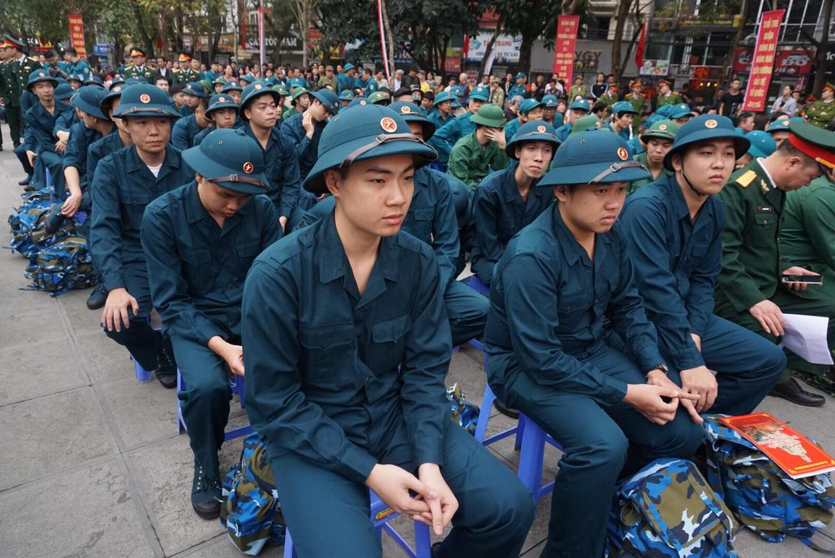 Những giọt nước mắt lưu luyến của người mẹ, người em tiễn tân binh lên đường nhập ngũ Ảnh 1