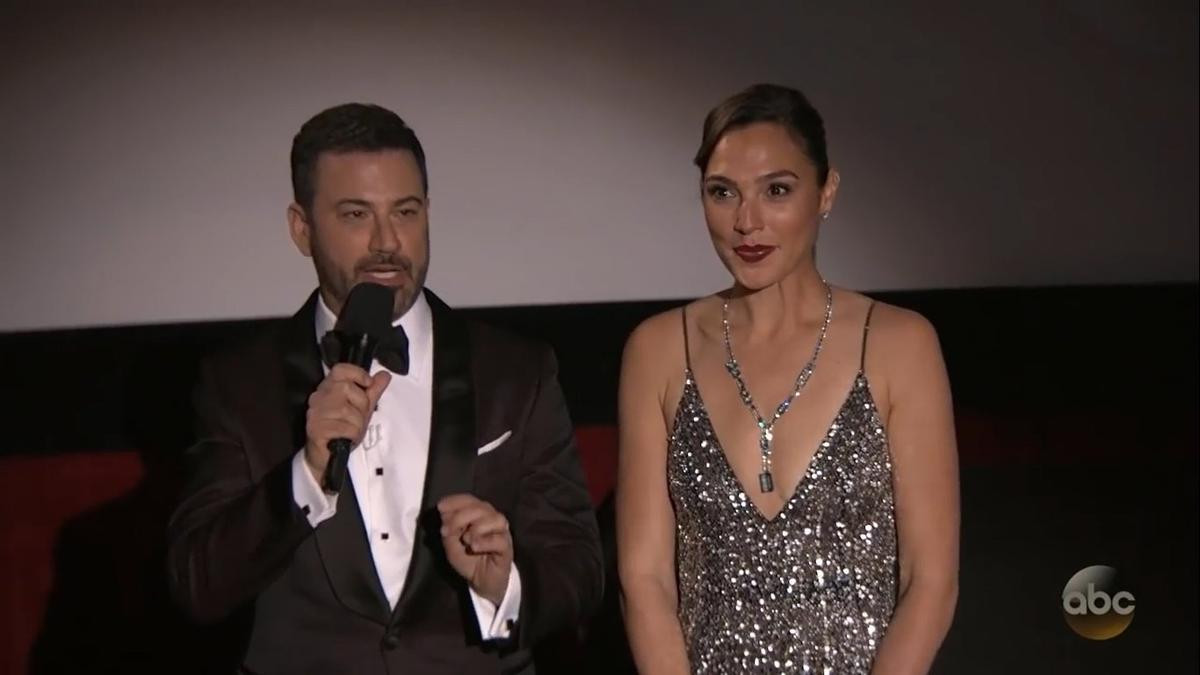 Khoảnh khắc thú vị: Gal Gadot và dàn sao đi phát bánh, xúc xích khắp khán phòng Oscar 2018 Ảnh 2