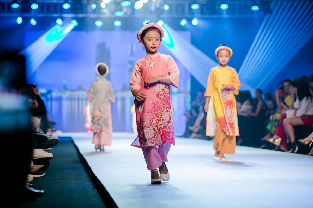 Con gái hoa hậu Ngọc Diễm diện áo dài do Ngọc Hân thiết kế, kiêu sa catwalk Ảnh 2