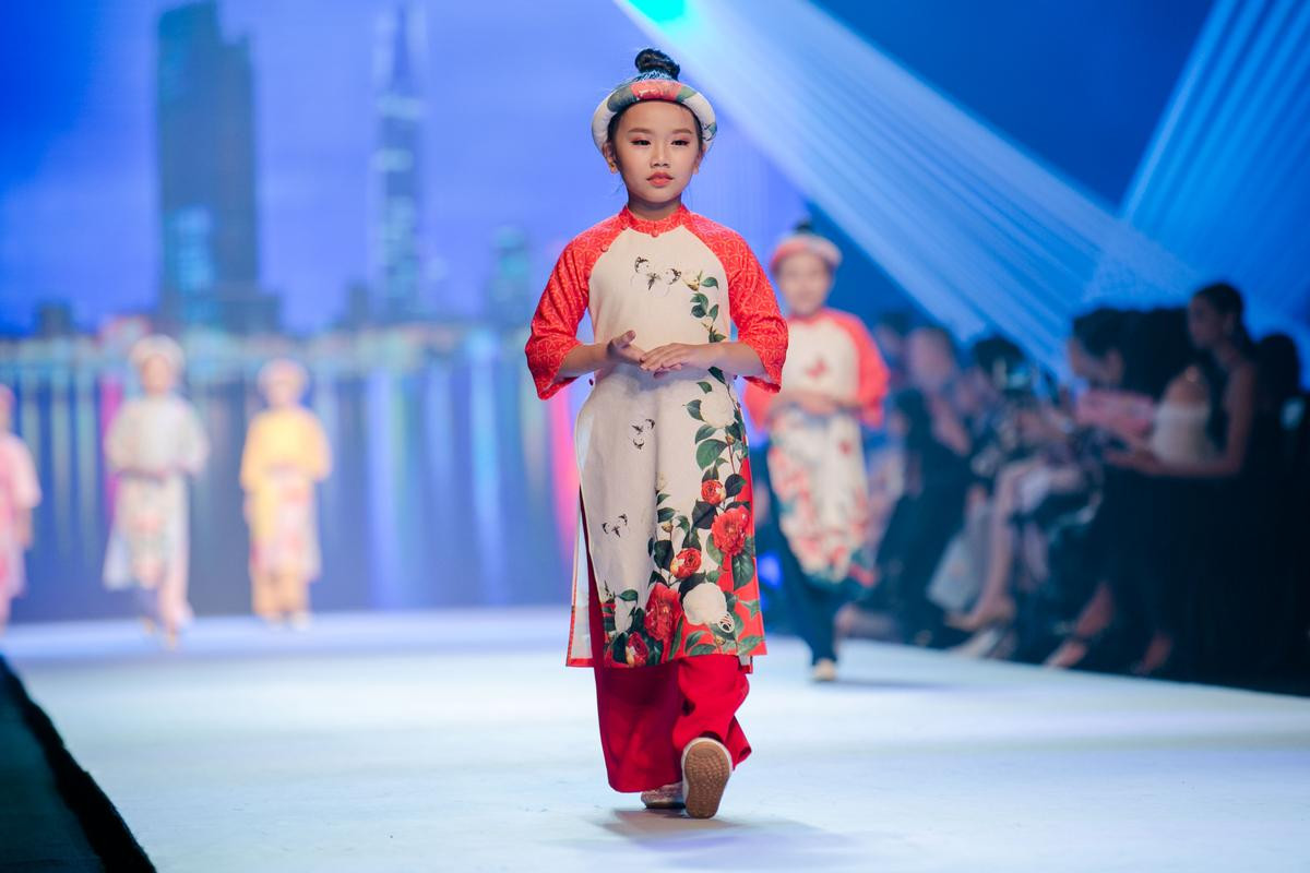 Con gái hoa hậu Ngọc Diễm diện áo dài do Ngọc Hân thiết kế, kiêu sa catwalk Ảnh 9