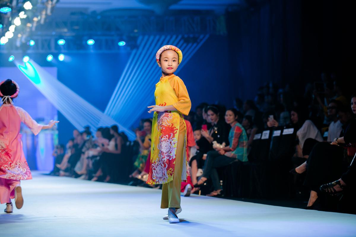 Con gái hoa hậu Ngọc Diễm diện áo dài do Ngọc Hân thiết kế, kiêu sa catwalk Ảnh 7