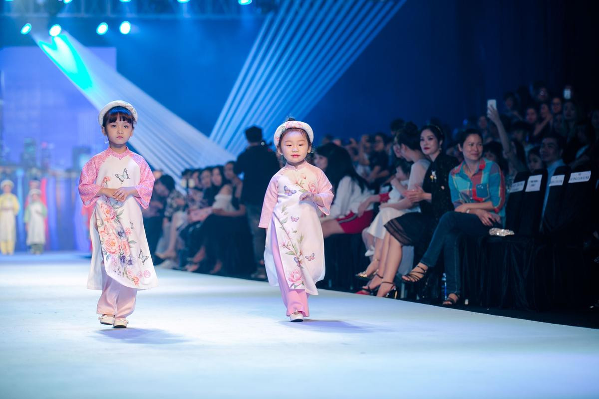 Con gái hoa hậu Ngọc Diễm diện áo dài do Ngọc Hân thiết kế, kiêu sa catwalk Ảnh 6