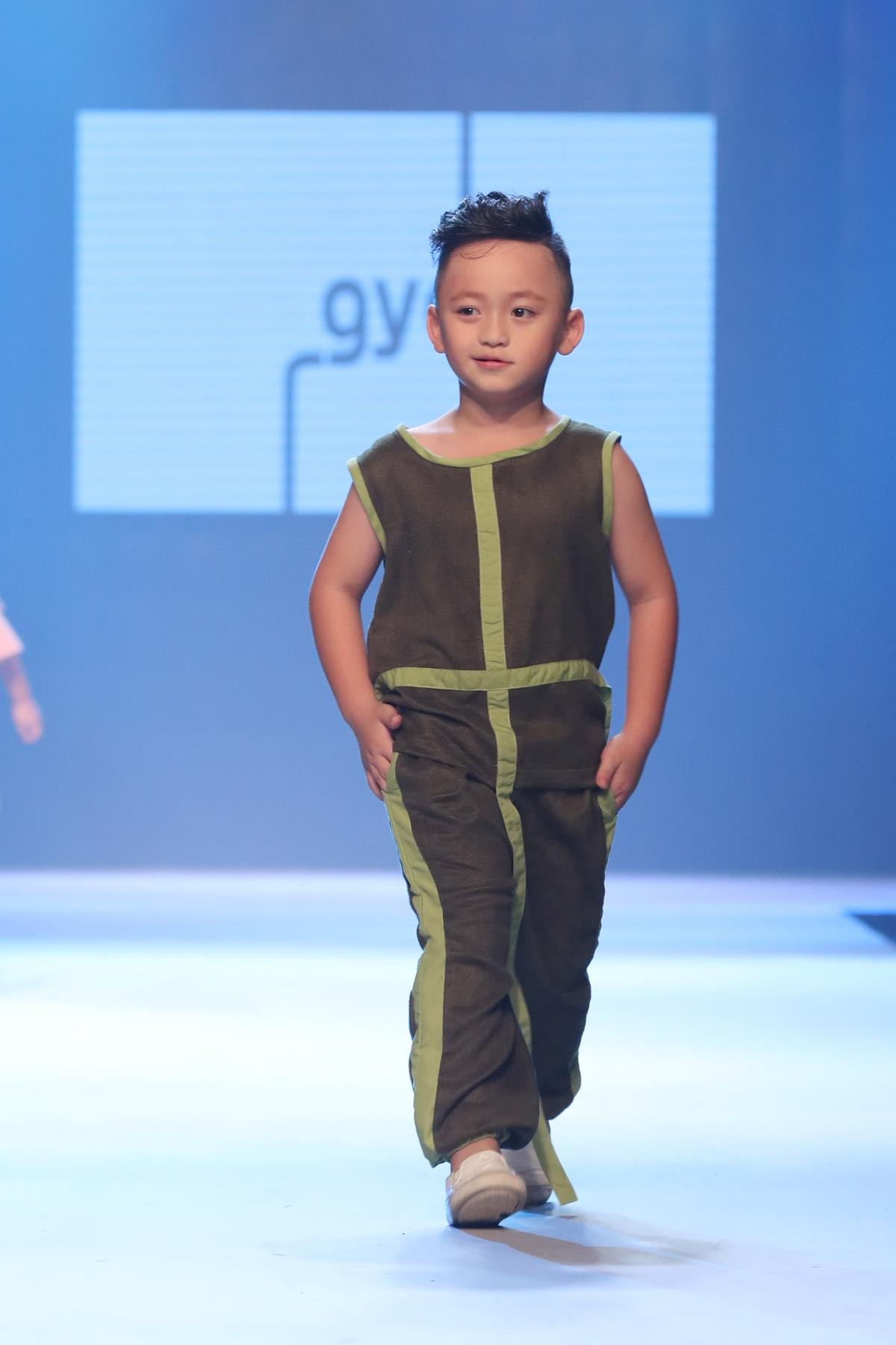 Tóc xù mì, uốn xoăn 'hot' nhất năm nay cùng nhau 'oanh tạc' sàn diễn Asian Kids Fashion Week Ảnh 15