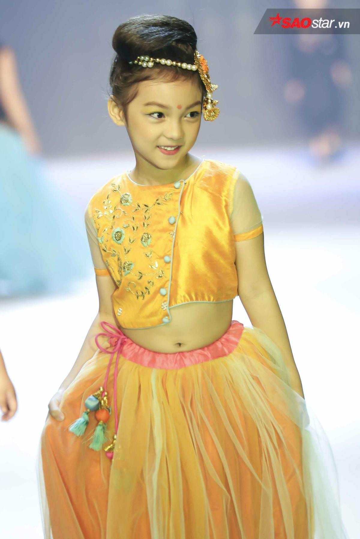 Tóc xù mì, uốn xoăn 'hot' nhất năm nay cùng nhau 'oanh tạc' sàn diễn Asian Kids Fashion Week Ảnh 18