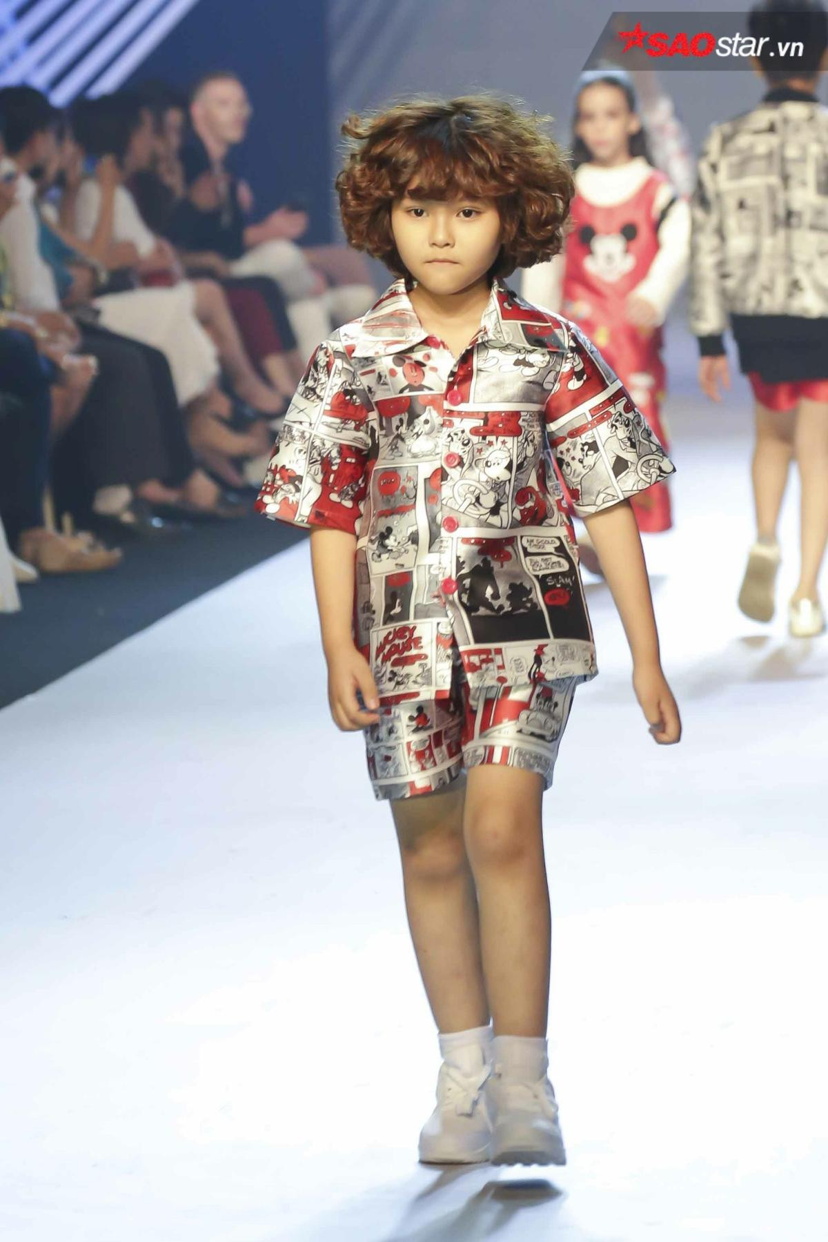 Tóc xù mì, uốn xoăn 'hot' nhất năm nay cùng nhau 'oanh tạc' sàn diễn Asian Kids Fashion Week Ảnh 8