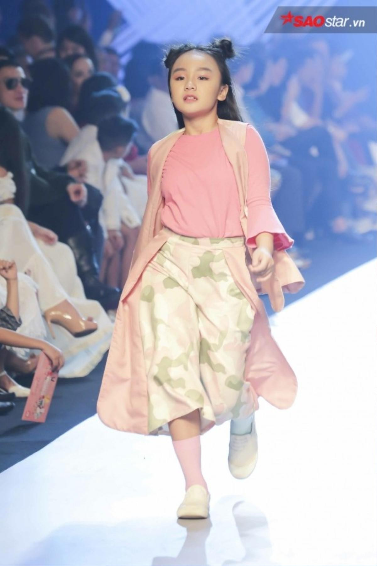 Tóc xù mì, uốn xoăn 'hot' nhất năm nay cùng nhau 'oanh tạc' sàn diễn Asian Kids Fashion Week Ảnh 13