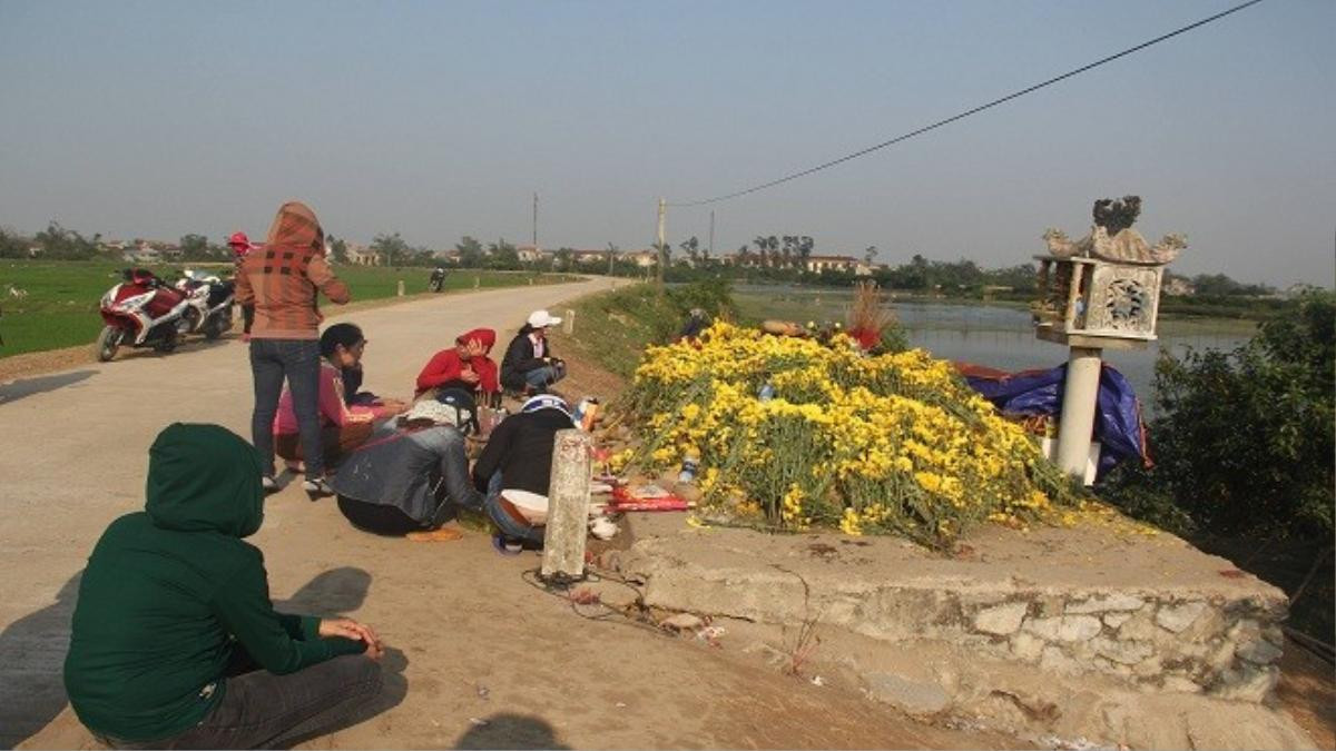 'Rắn thần' ở Quảng Bình được thả về tự nhiên, người dân vẫn kéo đến mộ vô danh thắp hương Ảnh 1