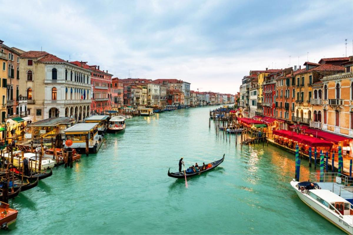 Cười ra nước mắt: Kênh đào Venice thơ mộng khi gặp hạn hán trông còn chẳng bằng bãi cạn sông Hồng Ảnh 1