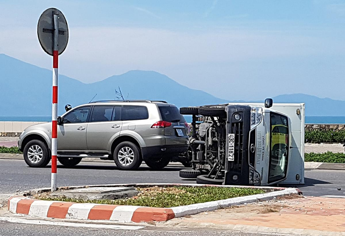 Tránh 'ninja' tạt đầu, xe tải lật nghiêng giữa đường Ảnh 1