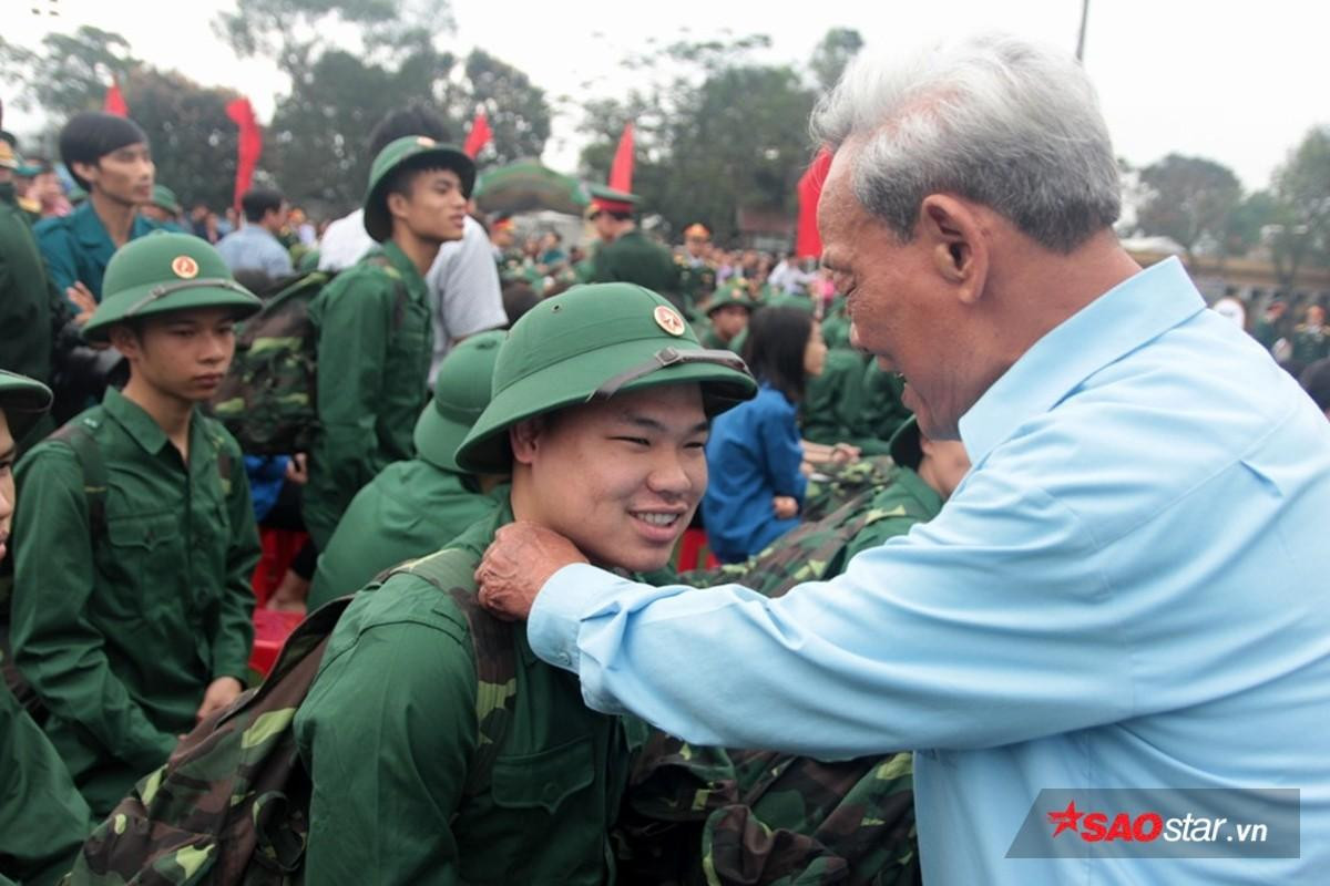 Xúc động giây phút tiễn tân binh lên đường nhập ngũ ở Nghệ An Ảnh 3