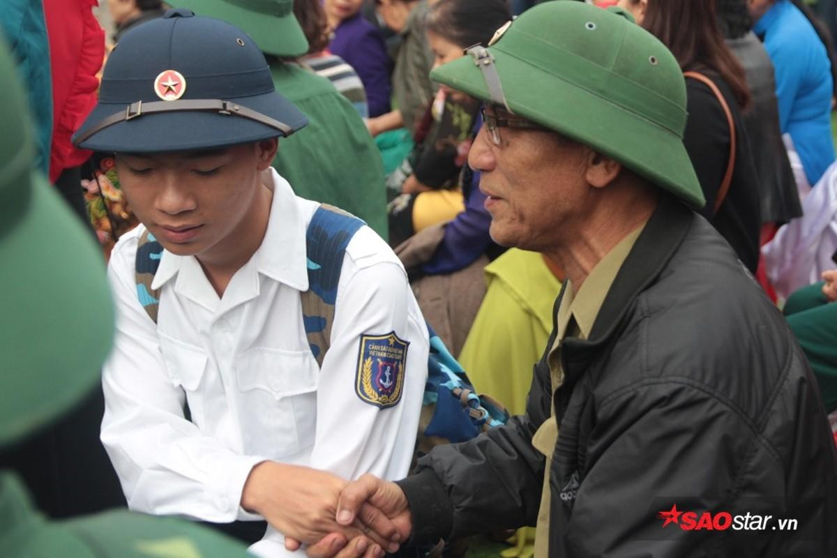 Xúc động giây phút tiễn tân binh lên đường nhập ngũ ở Nghệ An Ảnh 4