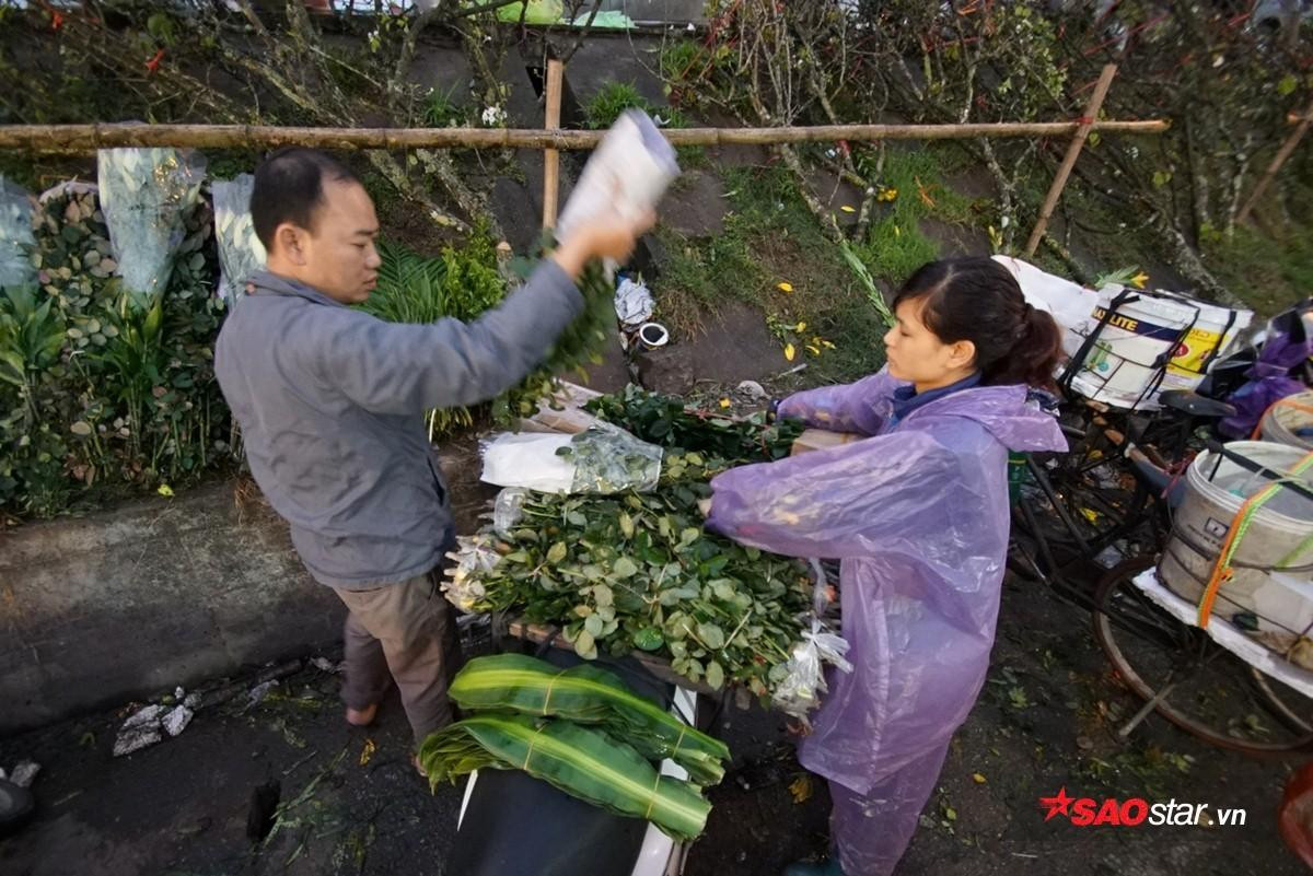 Khung cảnh náo nhiệt ở chợ hoa lớn nhất Hà Nội trước ngày mùng 8/3 Ảnh 1