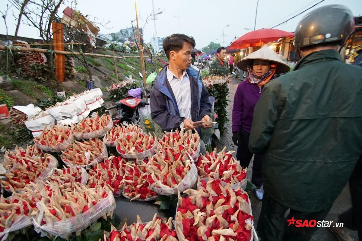 Khung cảnh náo nhiệt ở chợ hoa lớn nhất Hà Nội trước ngày mùng 8/3 Ảnh 12