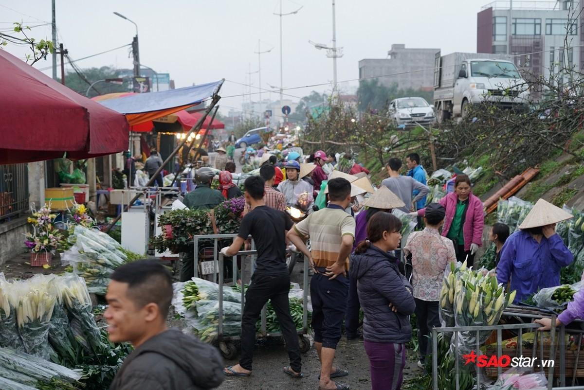 Khung cảnh náo nhiệt ở chợ hoa lớn nhất Hà Nội trước ngày mùng 8/3 Ảnh 8