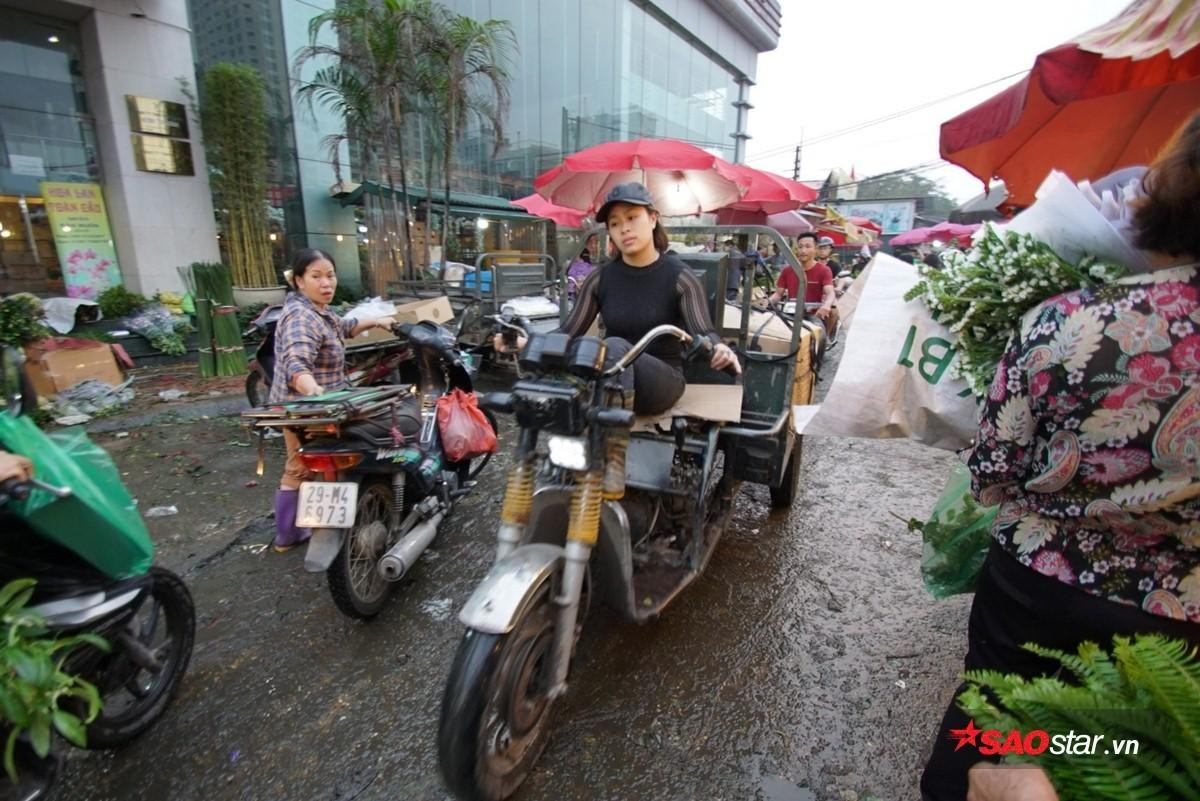 Khung cảnh náo nhiệt ở chợ hoa lớn nhất Hà Nội trước ngày mùng 8/3 Ảnh 17