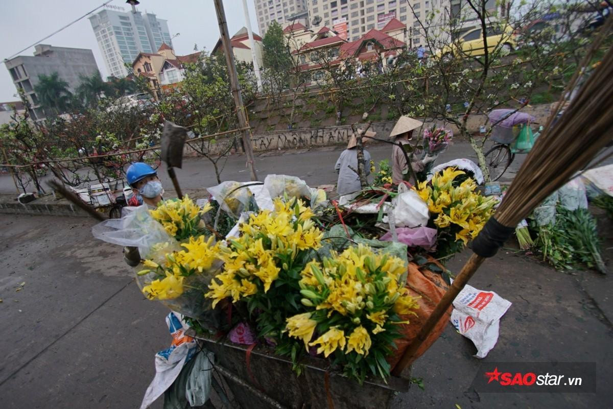 Khung cảnh náo nhiệt ở chợ hoa lớn nhất Hà Nội trước ngày mùng 8/3 Ảnh 23