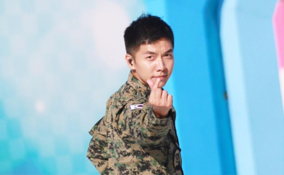 Lee Seung Gi tiết lộ những nghệ sĩ đến thăm khi còn trong quân đội toàn là nam giới Ảnh 1