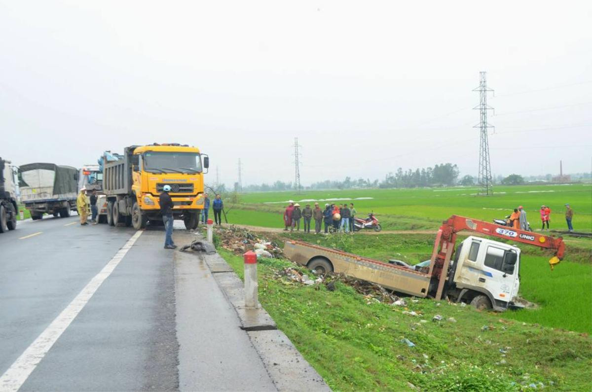 Ô tô nát bét sau va chạm với xe cứu hộ, 2 phụ nữ tử vong, 5 người trọng thương Ảnh 2