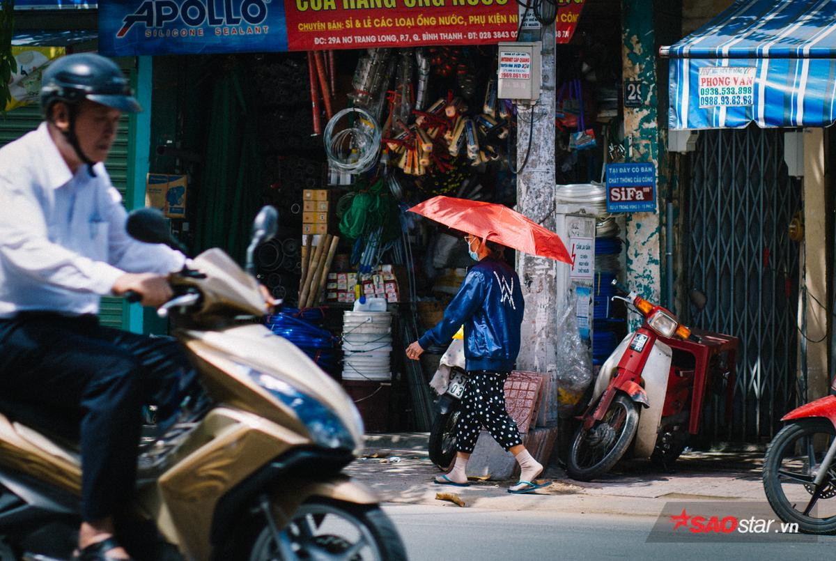 Sài Gòn dưới cái nắng đỉnh điểm 37 độ C: Người dân trùm kín mít ra đường, phun nước thường xuyên để giảm nhiệt Ảnh 8