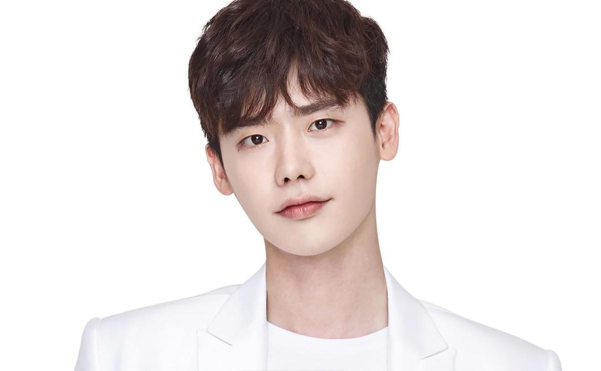 Lee Jong Suk đóng vai chính trong bộ phim truyền hình về nữ ca sĩ xấu số Yun Sim Deok Ảnh 1