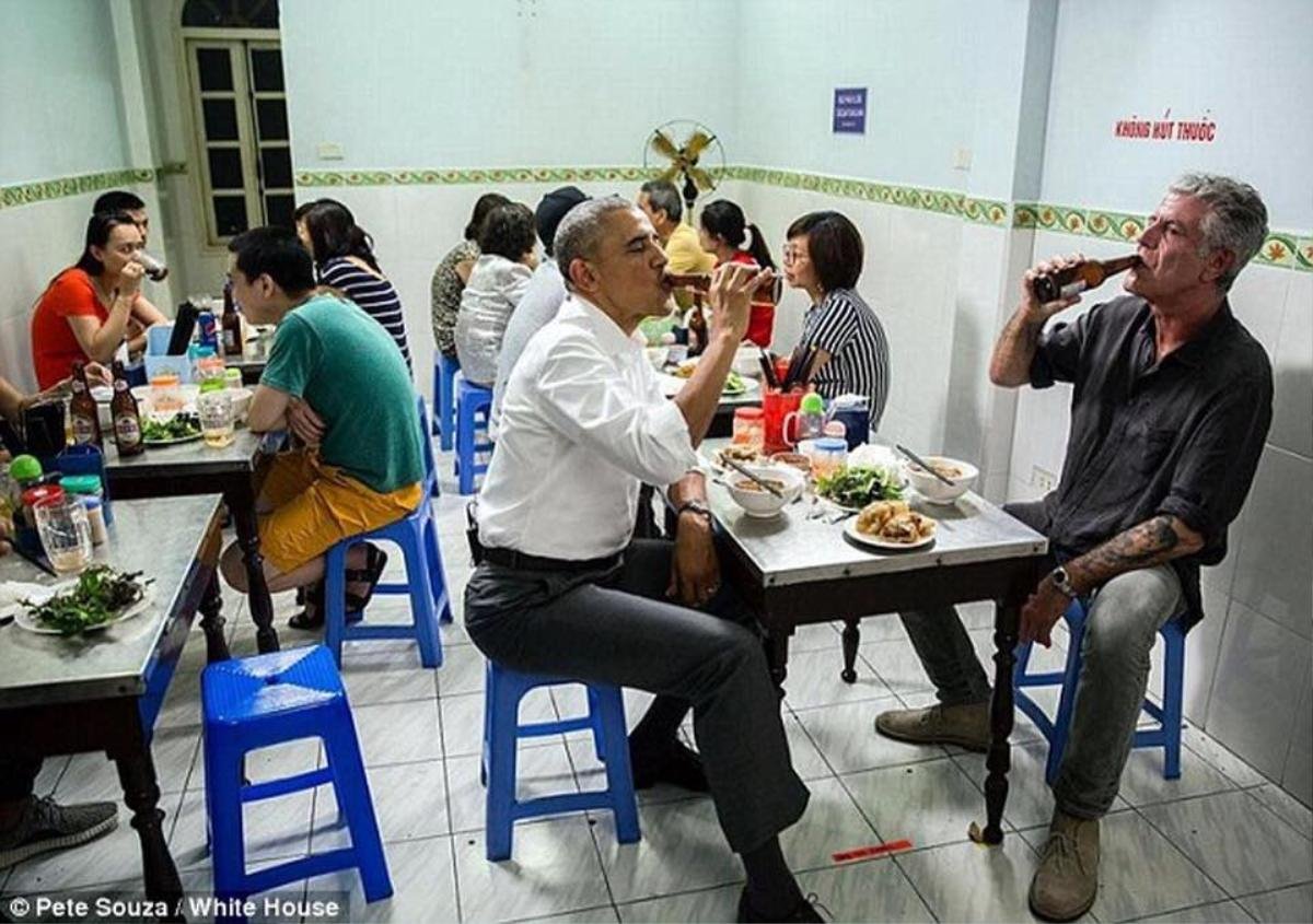 Bún chả 'Obama' lại gây sốc khi… lồng kiếng bộ bàn ghế cựu TT Obama từng ngồi Ảnh 5