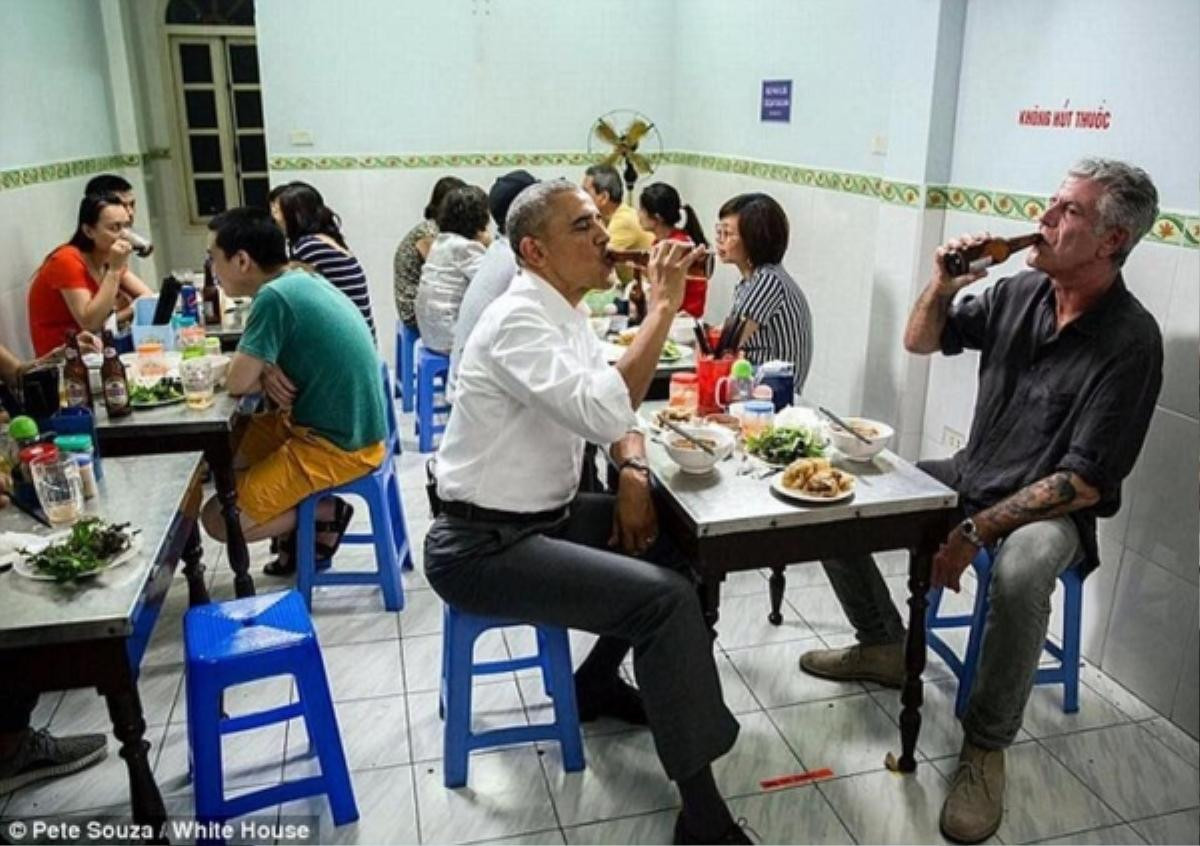 Chủ quán bún chả Hương Liên: ‘Cho bàn ghế ông Obama ngồi vào lồng kính là làm theo ý tưởng của khách’ Ảnh 1