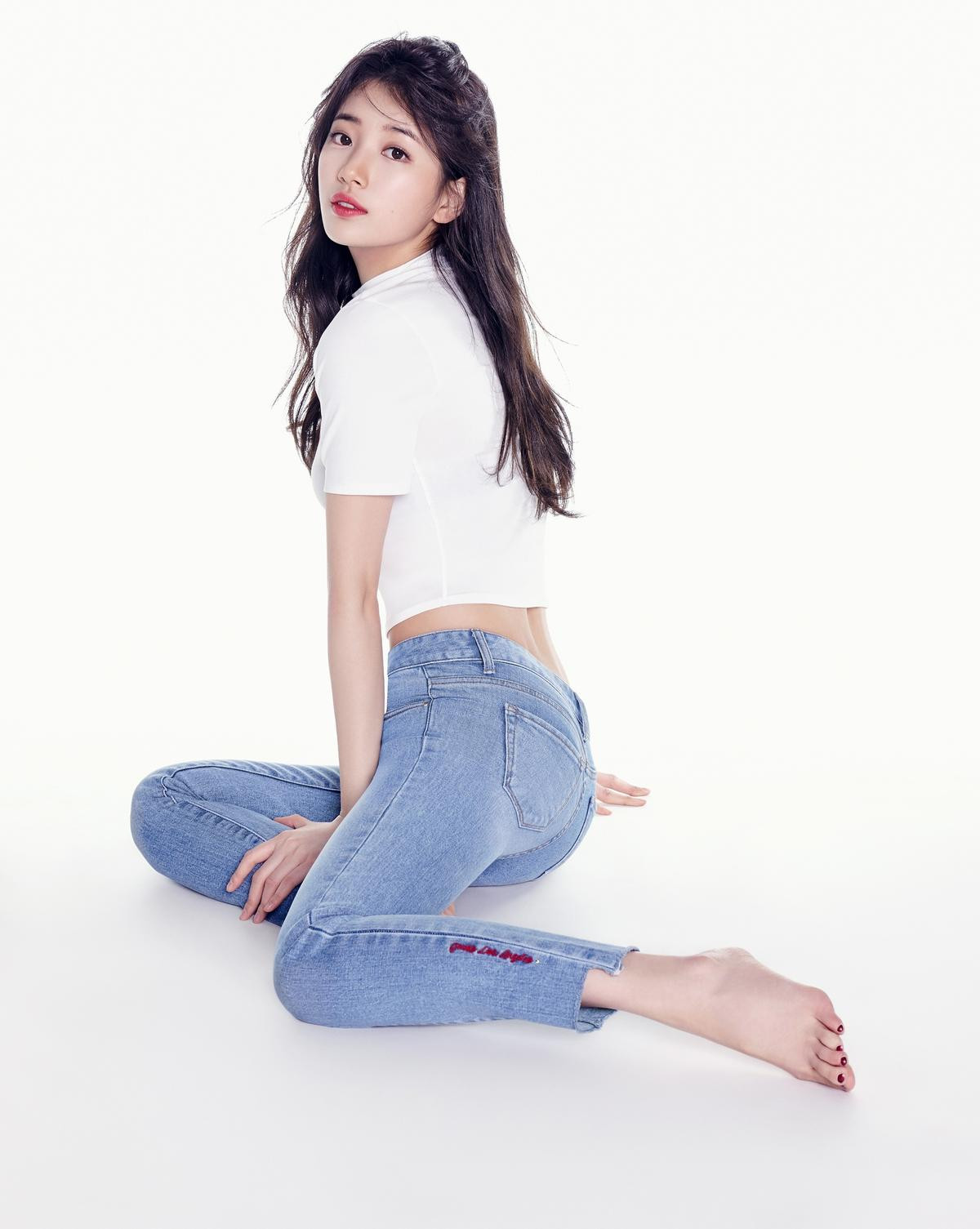 Trung thành với sơ mi, quần jeans nhưng Suzy liên tiếp chiếm trọn trái tim hai tài tử họ Lee đình đám Ảnh 7