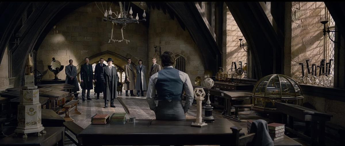 'Fantastic Beasts 2': Về lại trường Hogwarts và gặp cụ Dumbledore thời trẻ trong teaser đầu tiên Ảnh 5