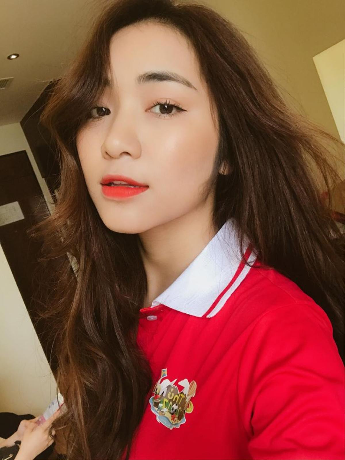 Hòa Minzy: Dù đã nâng cấp xài toàn hàng hiệu nhưng vẫn 'mãi một tình yêu' với son đỏ Ảnh 15