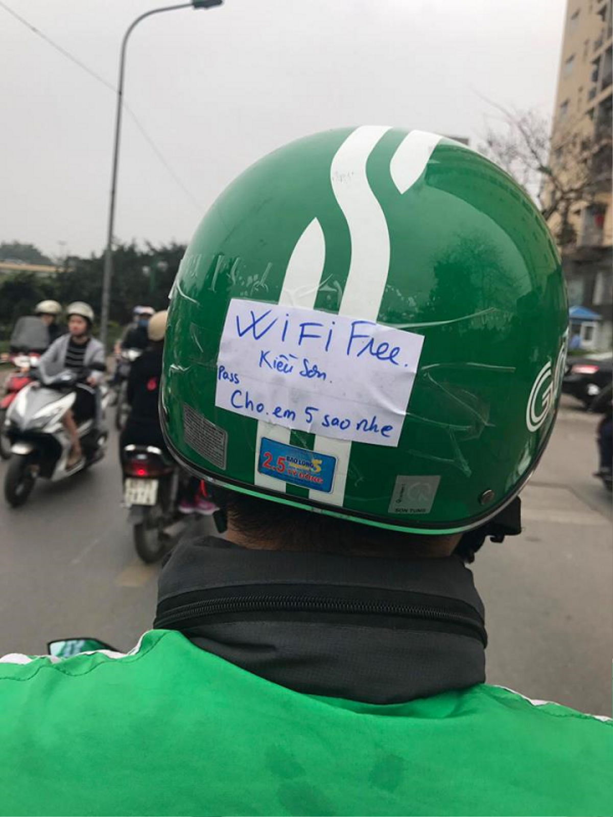 'Soái ca' chạy GrabBike được dân mạng chấm điểm 10 vì hành động hào phóng phát wifi miễn phí cho khách Ảnh 1