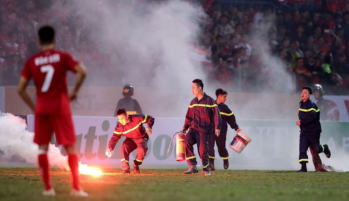 V.League 2018 'nóng' bởi… pháo sáng Ảnh 3