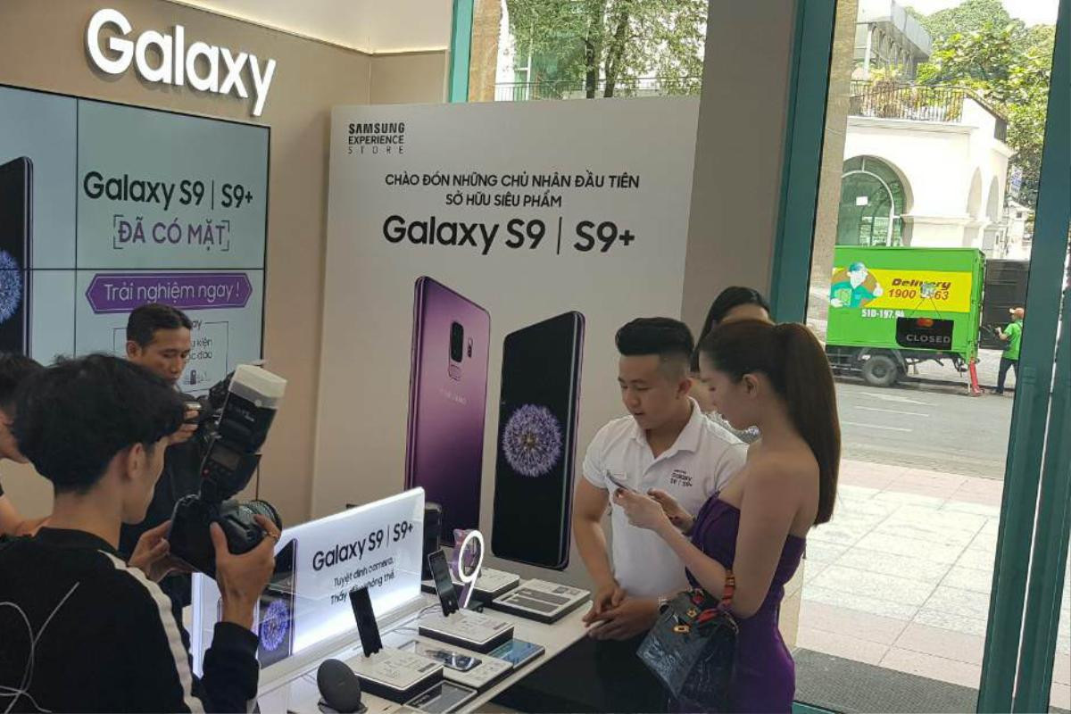 Nóng: Ngọc Trinh đi mua Samsung Galaxy S9+ ngay sáng nay, đây là màu máy mà người đẹp này lựa chọn Ảnh 2