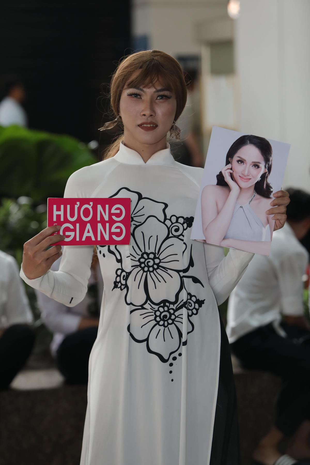 Fan hát 'Đường đến ngày vinh quang', hô to tên Hương Giang trong ngày về nước Ảnh 5